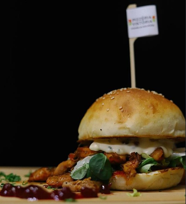 Burger v tmavom štýle