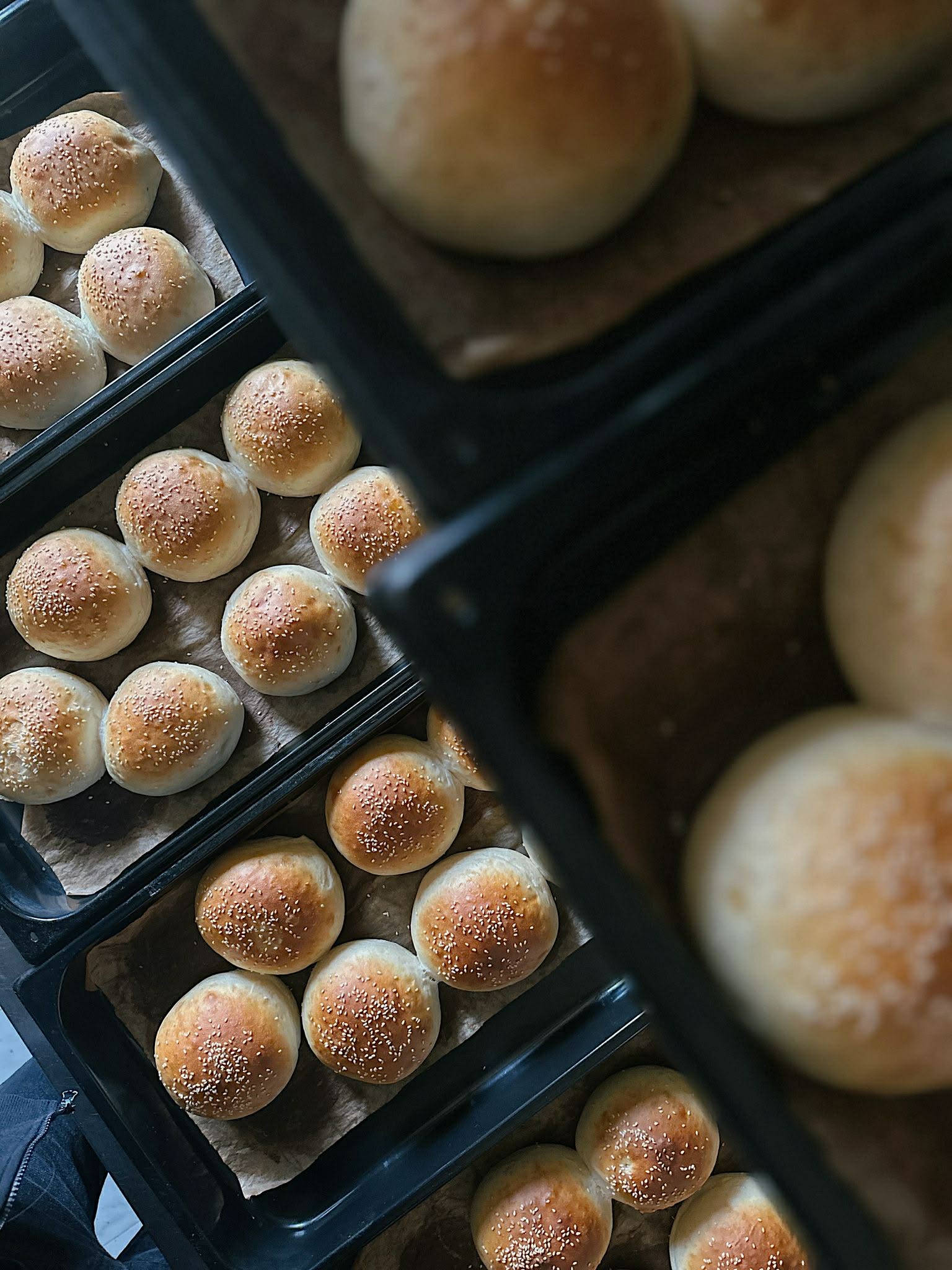 Burger servírovaný na tanieri