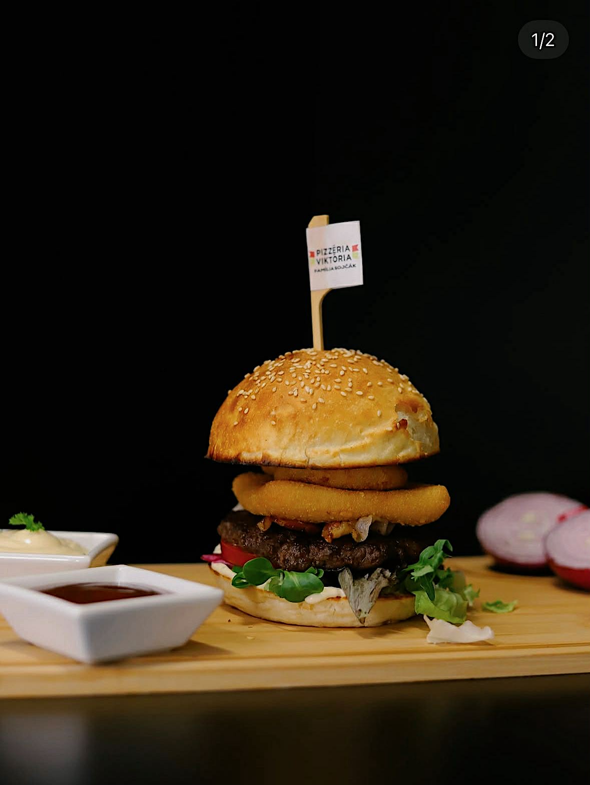 Burger servírovaný na tanieri2