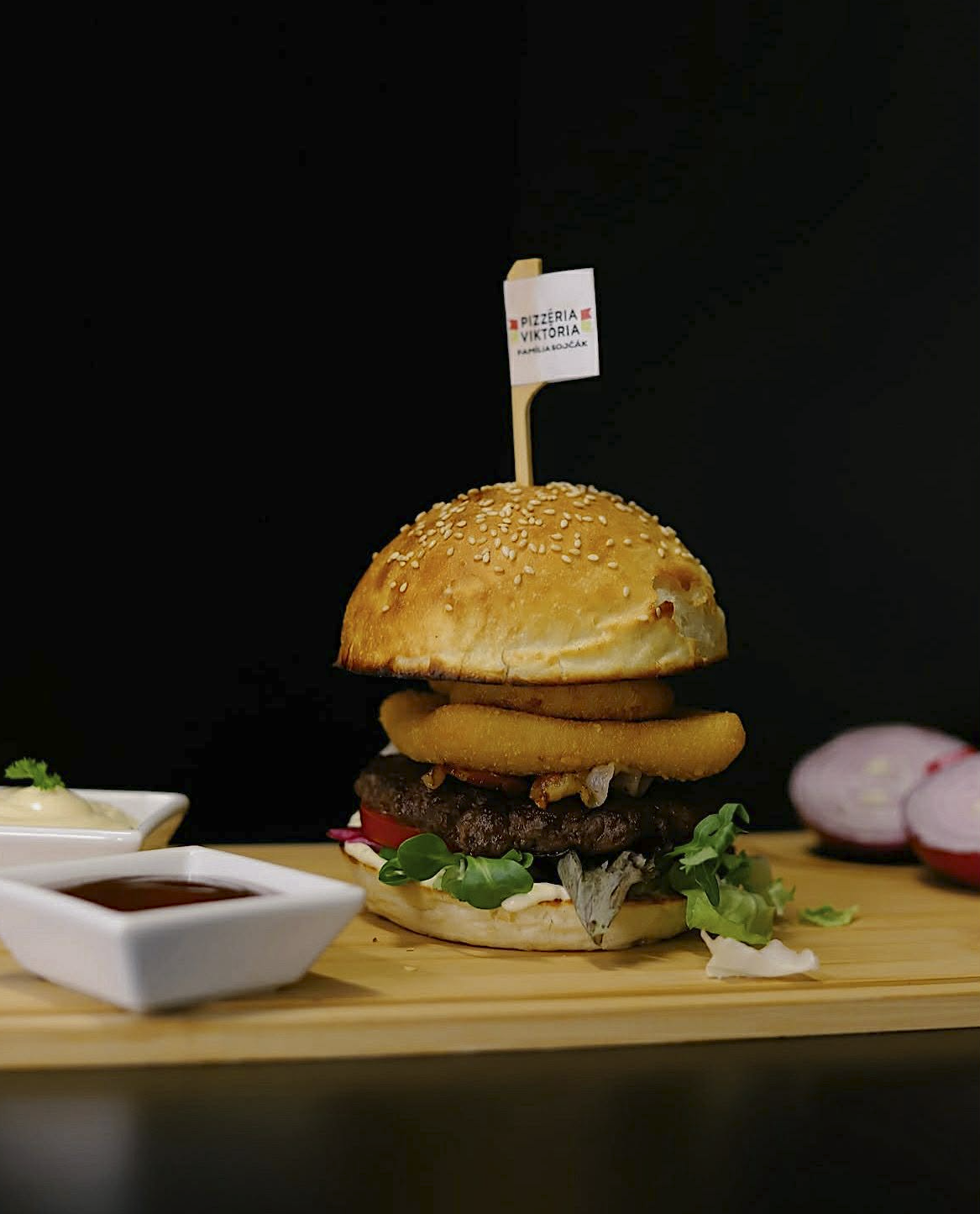 Burger servírovaný na tanieri2